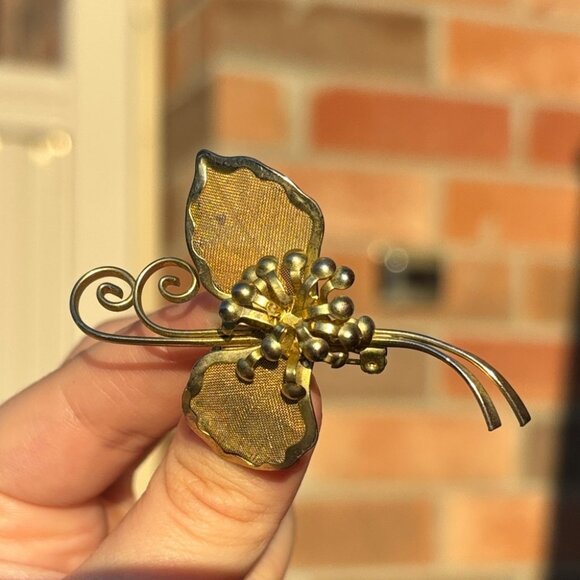 Vintage Gold Tone Flower Brooch with Mesh Leaves - Picture 1 of 5